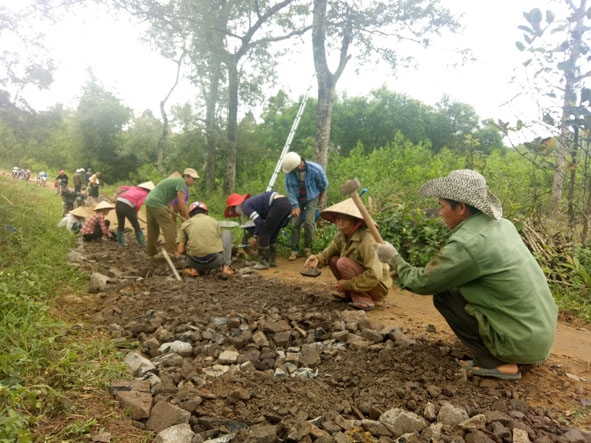 Người cao tuổi thôn 19, xã Ea Riêng tham gia làm đường nông thôn mới.
