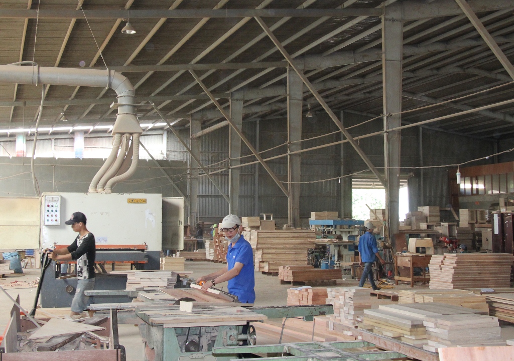 Một doanh nghiệp sản xuất mộc dân dụng trong Cụm công nghiệp Tân An 2