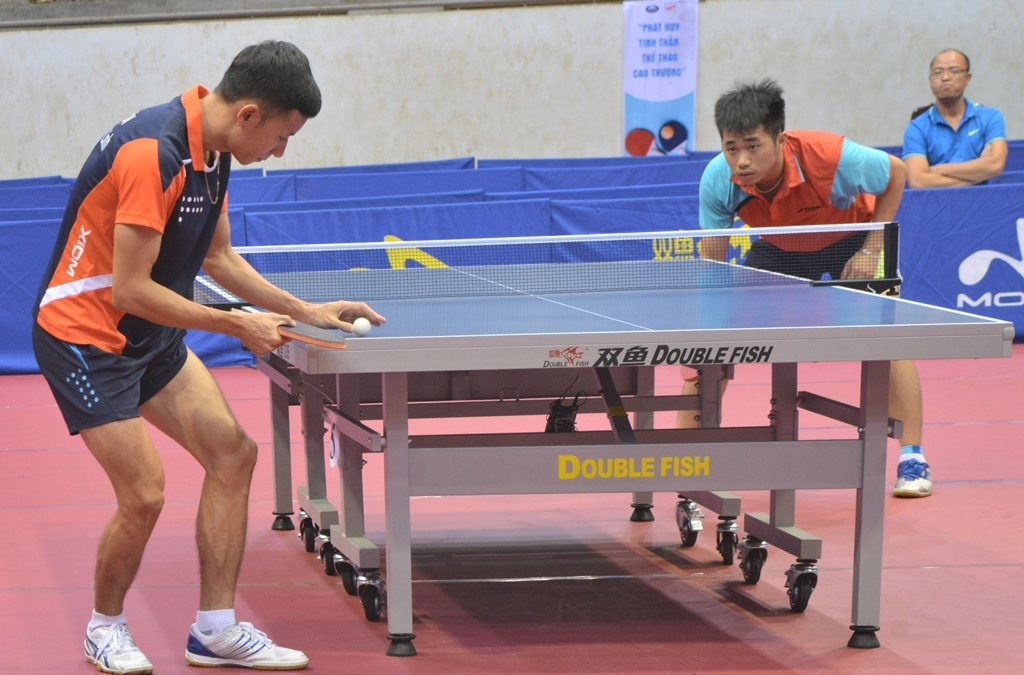 Tay vợt Đinh Quang Linh (người phát bóng)