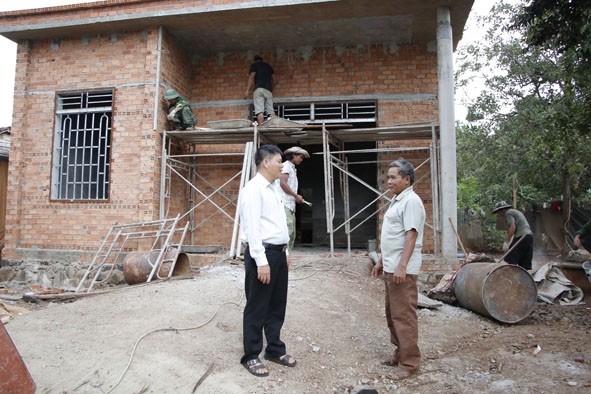 Ông Lưu Văn Quảng, Phó Bí thư Đảng ủy xã Ea Kao (bìa trái) đến thăm hỏi, động viên người dân buôn Ea Bông. 
