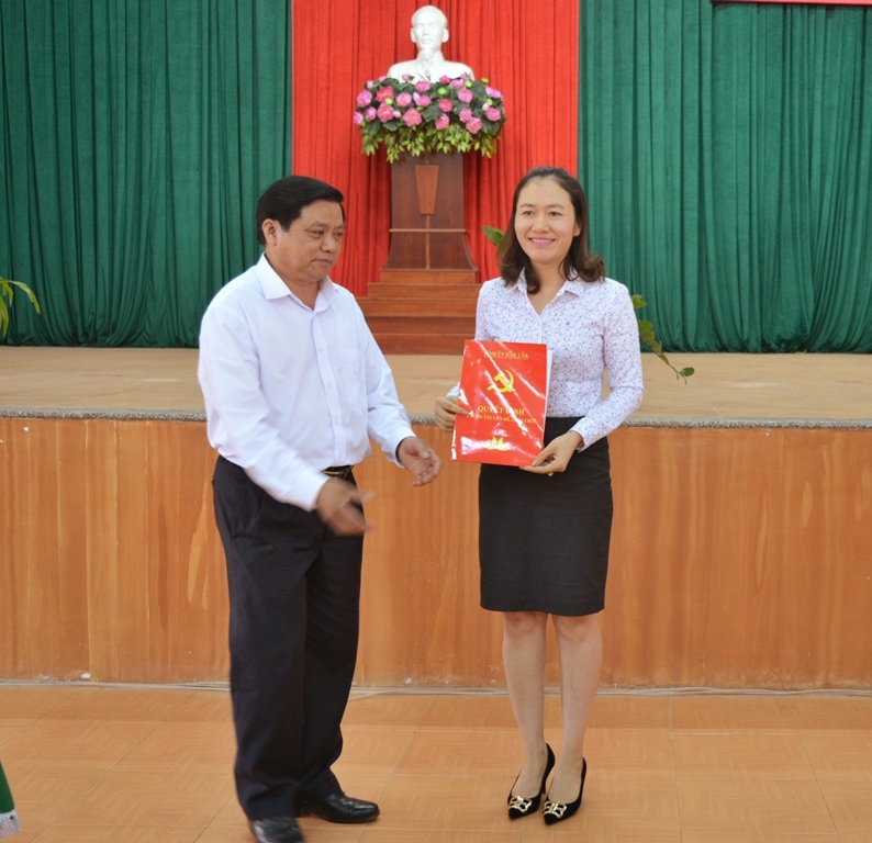Phó Chủ tịch UBND huyện Ngô Thị Minh Trinh nhận Quyết định chuẩn y làm Ủy viên Thường vụ Huyện ủy.