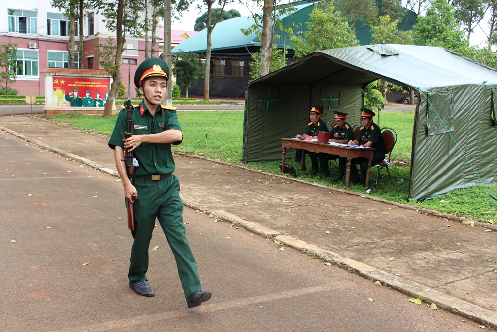 Quân nhân tham gia kiểm tra điều lệnh đội ngũ