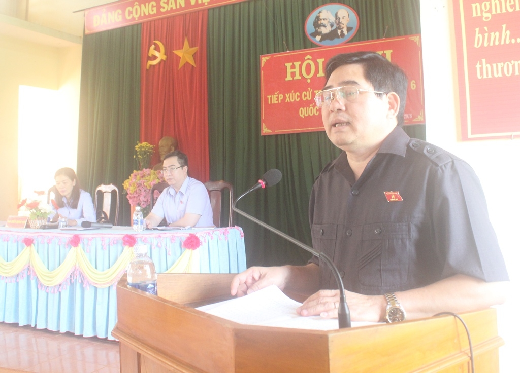 Phó Trưởng đoàn Chuyên trách Đoàn Đại biểu Quốc hội tỉnh Y Khút Niê phát biểu tại chương trình tiếp xúc cử tri