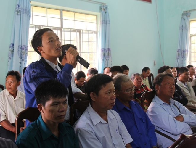Cử tri xã Cư San (huyện M’Đrắk) nêu kiến nghị tại buổi tiếp xúc. 