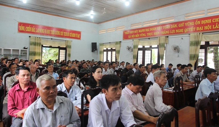 Đông đảo đại biểu và hơn 200 cử tri của xã Cư Huê, Ea Kmut (huyện ea Kar) tại buổi tiếp xúc.