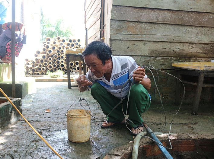 Nước giếng của gia đình ông Trương Ngọc Thành (thôn 15) có mùi hôi tanh. 