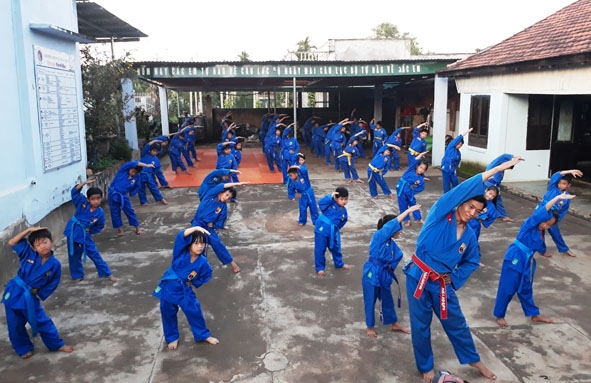 Các môn sinh của CLB khởi động trước giờ tập luyện. 