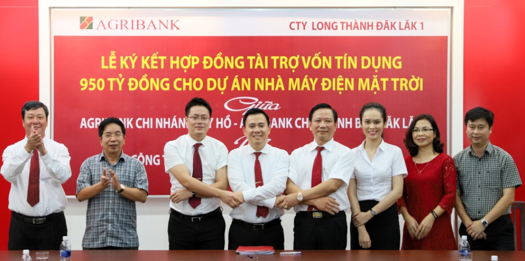 Các đại biểu chúc mừng thành công của lễ ký kết hợp đồng tài trợ vốn tín dụng