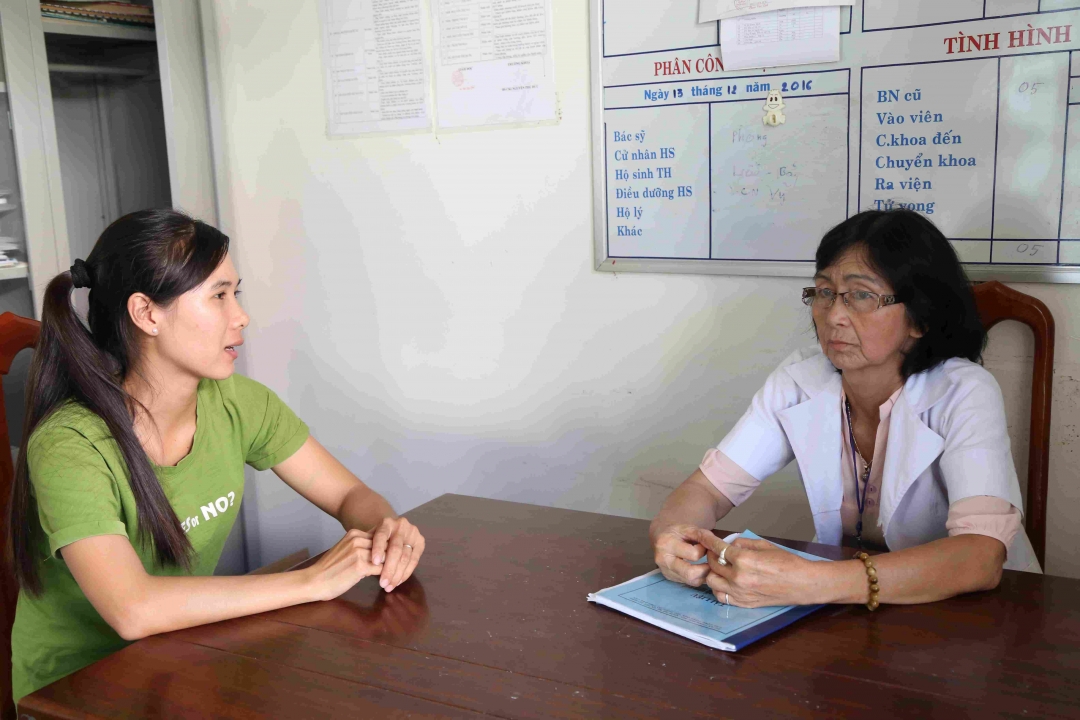 Người dân đến Bệnh viện Đa khoa huyện Krông Bông để được tư vấn sức khỏe sinh sản trước khi sinh con. 
