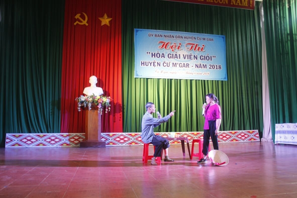 Phần thi tiểu phẩm của đội thi xã Ea H’đing.