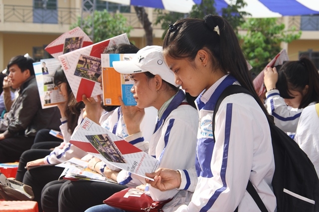  Học sinh lớp 12 của tỉnh Đắk Lắk đang tìm hiểu về ngành nghề trong tương lai.