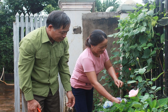 Niềm vui của ông bà Giáp là được tự tay chăm sóc vườn tược.  
