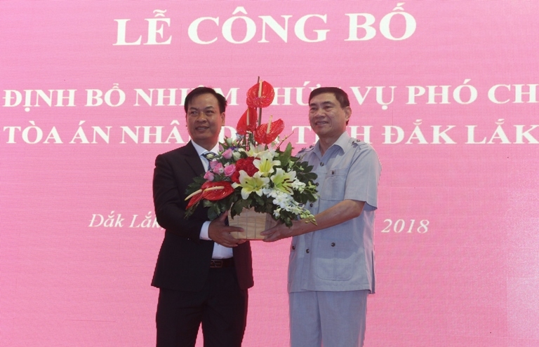 Ủy viên Trung ương Đảng, Phó Bí thư Tỉnh ủy Đắk Lắk Trần Quốc Cường tặng hoa chúc mừng đồng chí Trịnh Văn Toàn. 