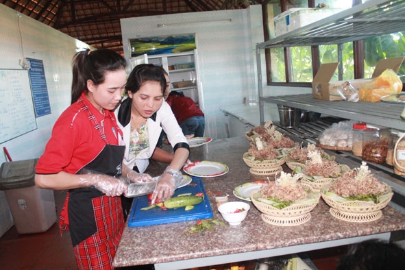 Người lao động làm việc tại khu du lịch Cộng đồng Ko Tam.  