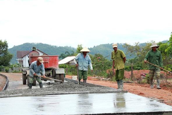 Xây dựng đường giao thông nông thôn ở xã Cư Bông (huyện Ea Kar) từ nguồn vốn ngân sách tỉnh.  