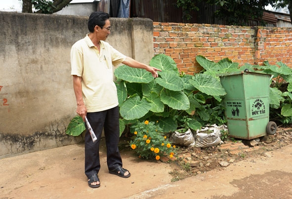 Các đảng viên đương chức vận động người dân ở TDP 2 đóng góp tiền mua thùng rác đặt tại các tuyến đường. 