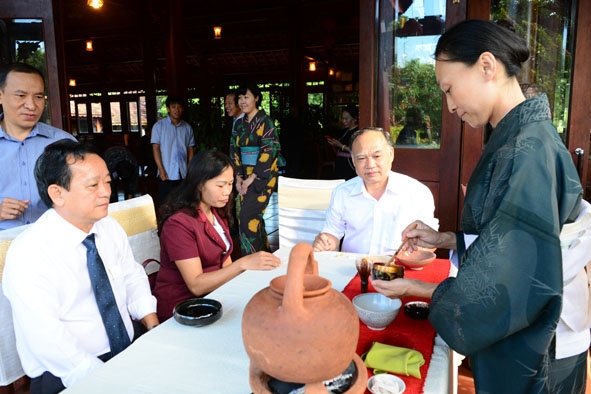 Nghệ nhân Ryoko Shinse (bên phải) pha trà mời khách.  