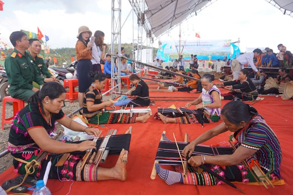Phụ nữ M'nông thi dệt vải.