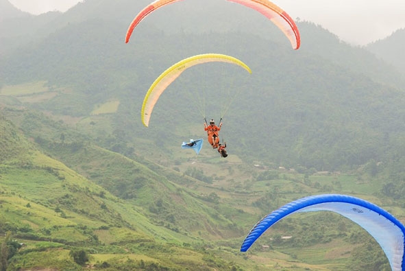 Bay dù lượn trên thung lũng ruộng bậc thang mang đến cho du khách những trải nghiệm thú vị. 