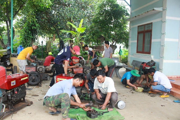 Lớp học nghề sửa chữa máy nổ tại xã Ea Trul (huyện Krông Bông) thu hút đông đảo học viên.   
