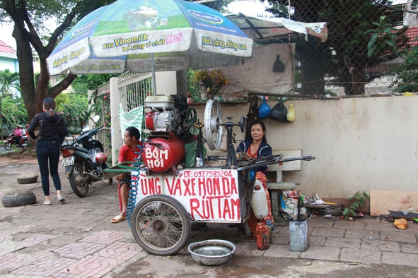 Điểm sửa xe của bà Huyền tại ngã tư đường Nguyễn Đình Chiểu – Ngô Quyền (TP. Buôn Ma Thuột). 