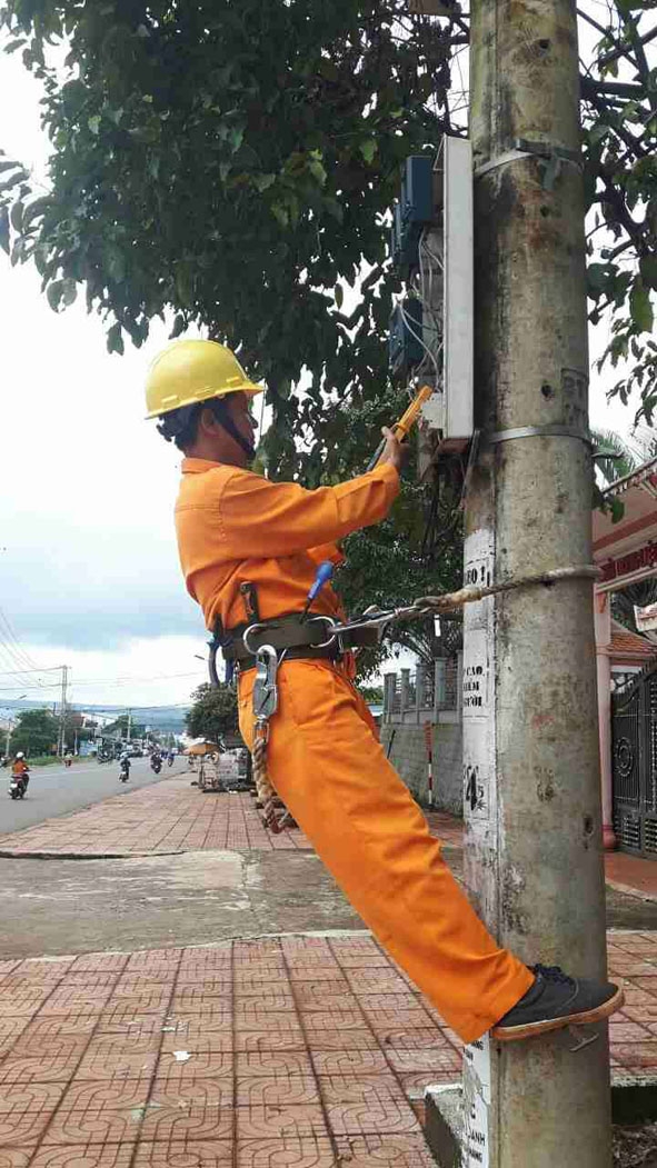 Nhân viên Công ty Điện lực Đắk Lắk tiến hành kiểm tra việc sử dụng điện tại huyện Ea H’leo. 