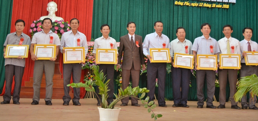 Các tập thể nhận Giấy khen của Ban Chấp hành Đảng bộ huyện.