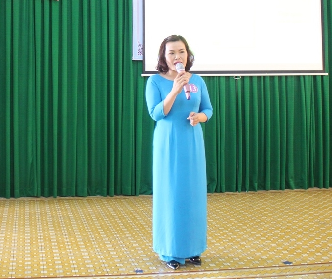 Đại diện Chi hội phụ nữ tổ dân phố 5 tham gia phần thi thuyết trình về xây dựng gia đình 5 không 3 sạch