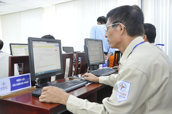 Các thí sinh tham gia phần thi lý thuyết trên máy tính...