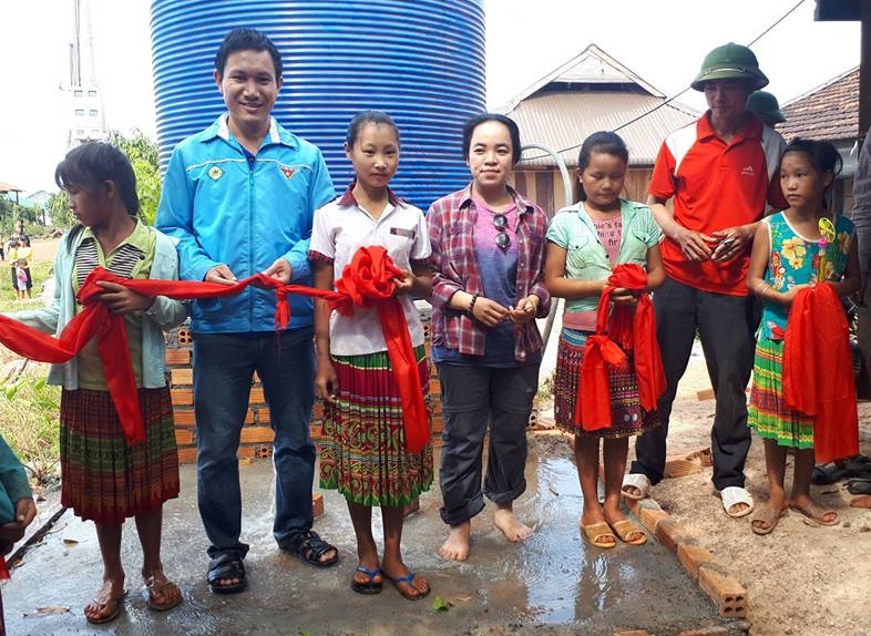 Cắt băng khánh thành công trình.