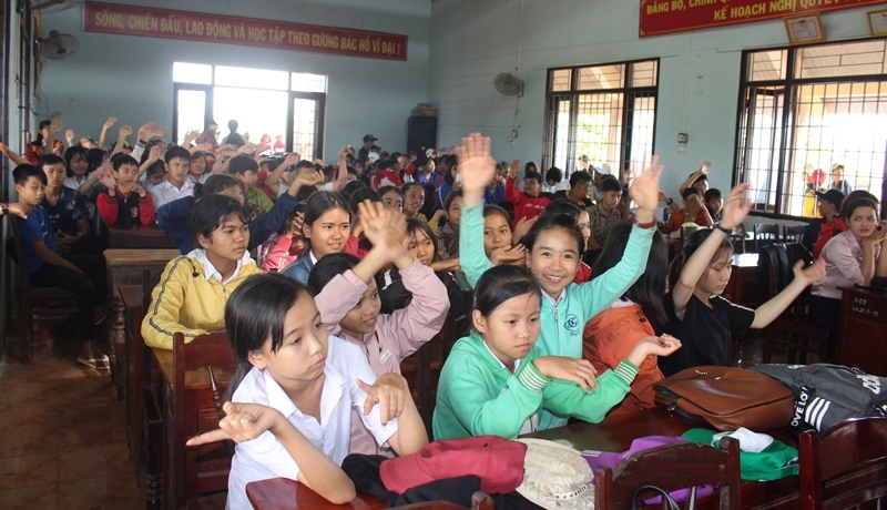 Đông đảo các em học sinh tham gia buổi sinh hoạt tuyên truyền.