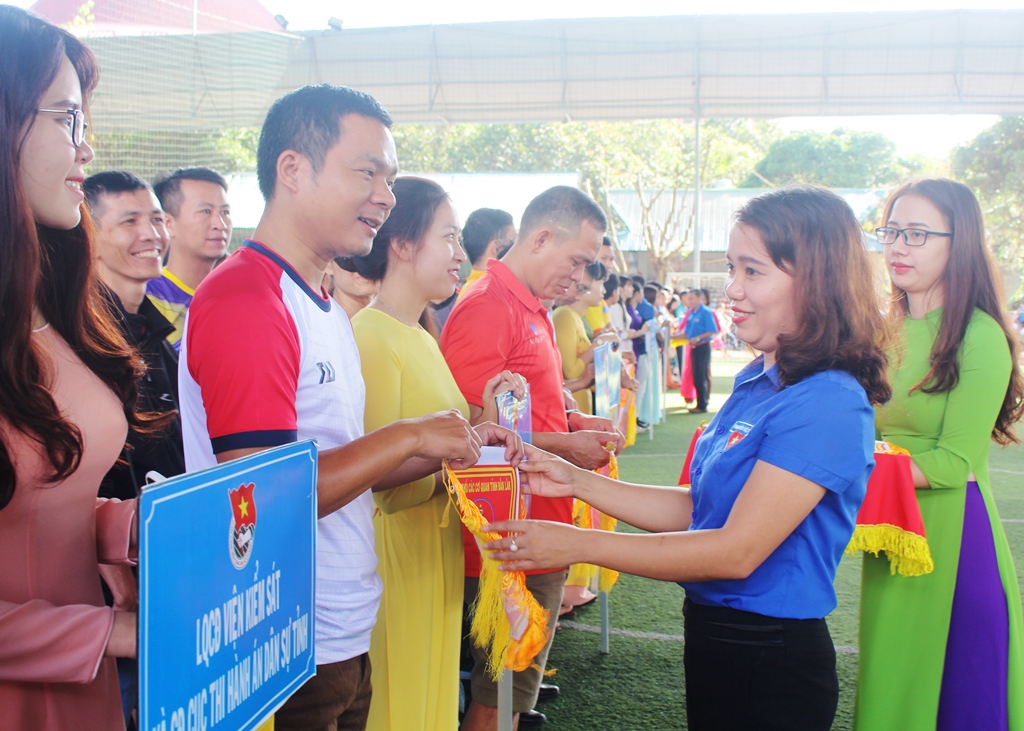 Bí thư Đoàn Khối các cơ quan tỉnh tặng Cờ lưu niệm cho các đội tham dự