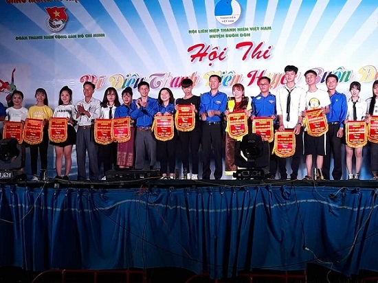 Trao giải cho các đội đạt giải