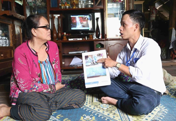 Cán bộ Trung tâm Y tế huyện Buôn Đôn tuyên truyền cho người dân về biện pháp phòng chống  bệnh sốt rét.
