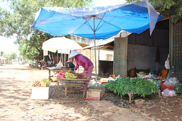 Bất chấp nguy hiểm các tiểu thương vẫn buôn bán  ở chợ tạm. 