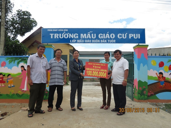 Cùng với thực hiện nhiệm vụ chính trị, Văn phòng Tỉnh ủy còn tích cực tham gia các hoạt động xã hội khác. 								                Ảnh: V. Phòng