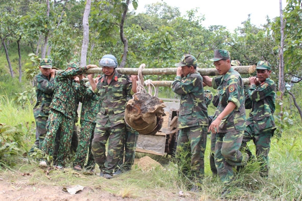 Lực lượng công binh phối hợp Ban Chỉ huy Quân sự huyện Cư M'gar xử lý một quả bom lớn.