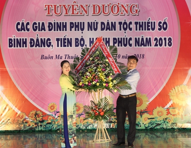 Đại diện Thành ủy Buôn Ma Thuột tặng hoa Hội LHPN TP. Buôn Ma Thuột nhân dịp Ngày Phụ nữ Việt Nam.