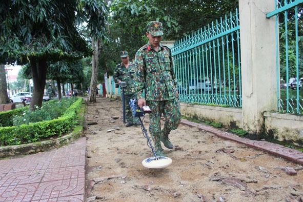 Bộ đội Công binh dò tìm bom mìn, vật nổ.  