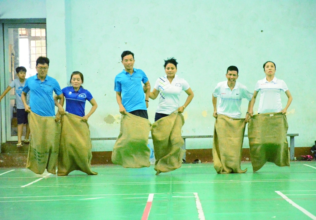 Phần thi nhày bao bố đôi nam nữ sôi nổi.