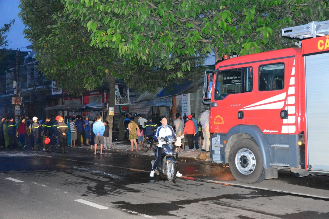 Đông đảo người dân theo dõi lực lượng cứu hỏa chữa cháy.