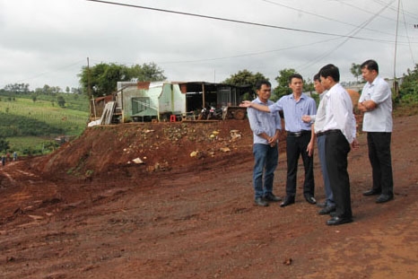 Đoàn công tác của UBND tỉnh kiểm tra tiến độ thi công đường tránh phía Tây thị xã Buôn Hồ, đoạn qua xã Ea Ngai.  Ảnh: H.Tuyết