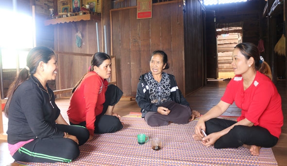 Chị Hoàng Thị Niệm (bìa phải) gặp gỡ, trao đổi với các hội viên tại buôn Mùi 2. 