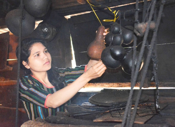 Trên giàn bếp của người Êđê không thể thiếu những quả bầu khô. 