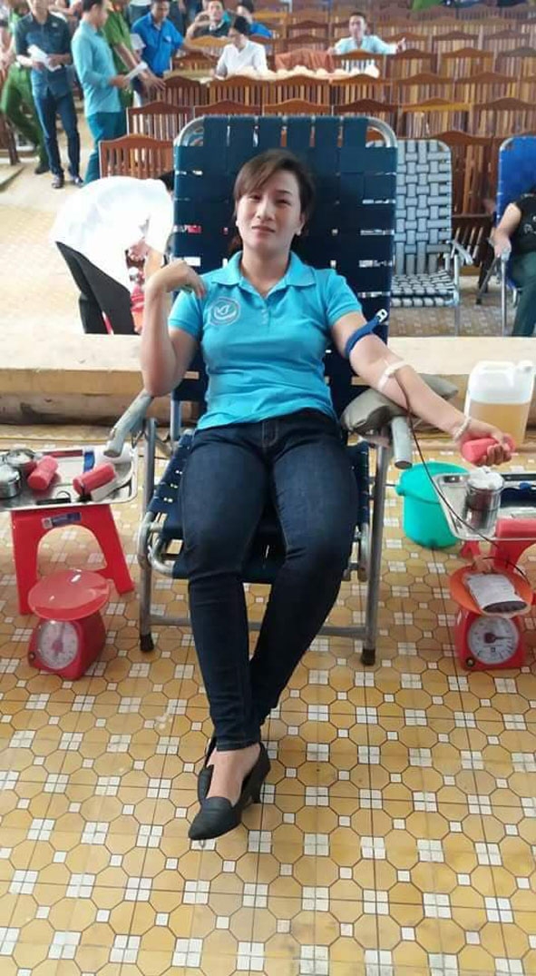 Chị Nguyễn Thị Phương Thà hào hứng tham gia hiến máu. 