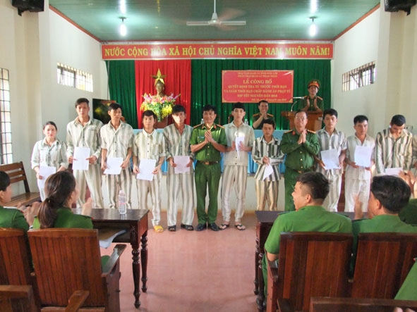 Ban giám thị Trại tạm giam (Công an tỉnh) trao quyết định giảm án, tha tù trước thời hạn cho các phạm nhân cải tạo tiến bộ dịp Tết Nguyên đán Mậu Tuất 2018. 