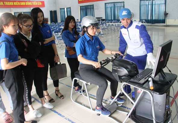 Đoàn viên, thanh niên thực hành kỹ năng lái xe an toàn trên máy RT.