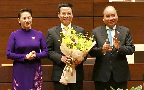 Chủ tịch Quốc hội Nguyễn Thị Kim Ngân và Thủ tướng Nguyễn Xuân Phúc chúc mừng tân Bộ trưởng Bộ TT-TT Nguyễn Mạnh Hùng