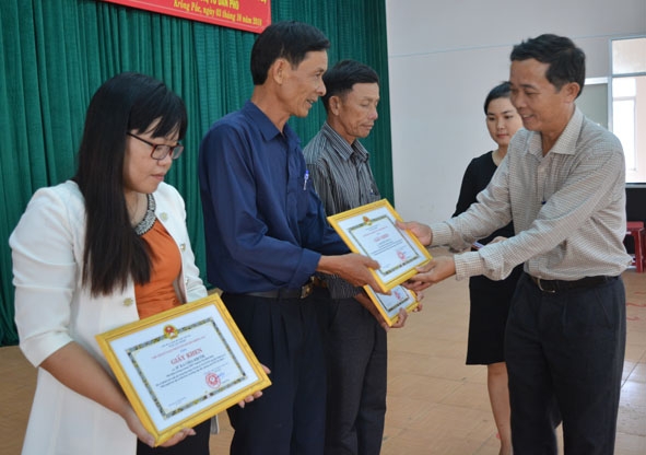 Lãnh đạo Huyện ủy Krông Pắc trao Giấy khen tặng các cá nhân có thành tích xuất sắc trong 2 năm thực hiện Chỉ thị 05. 