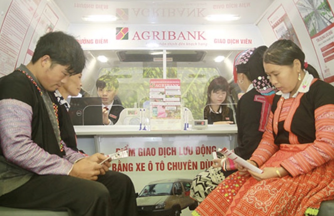 Hoạt động giao dịch tại một điểm giao dịch bằng ô tô chuyên dùng (Ảnh do Agribank cung cấp)